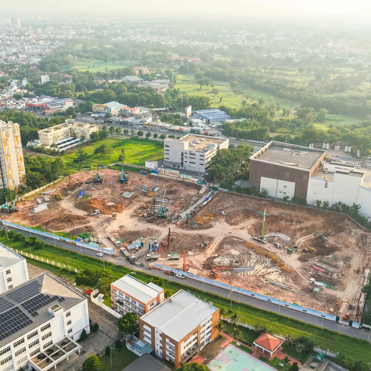 Công trường Norton Park nhìn từ trên cao, máy khoan cọc đang thi công