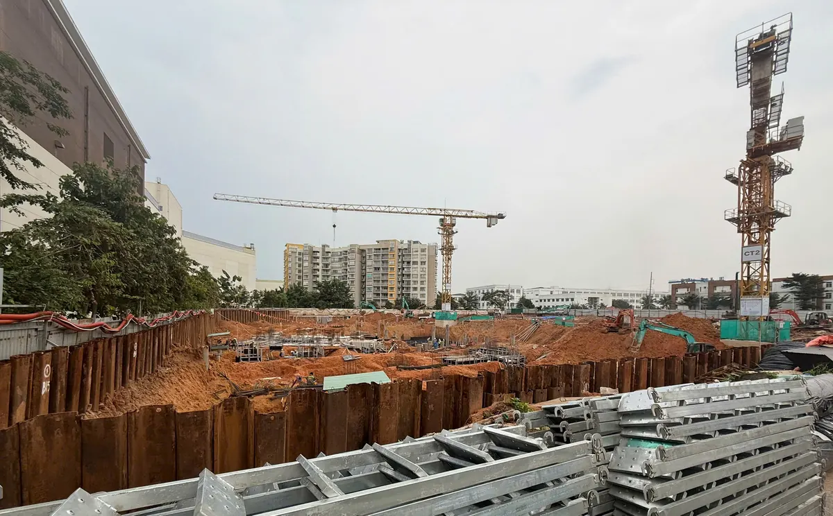 Tường vây tầng hầm và cẩu tháp tại công trường Norton Park
